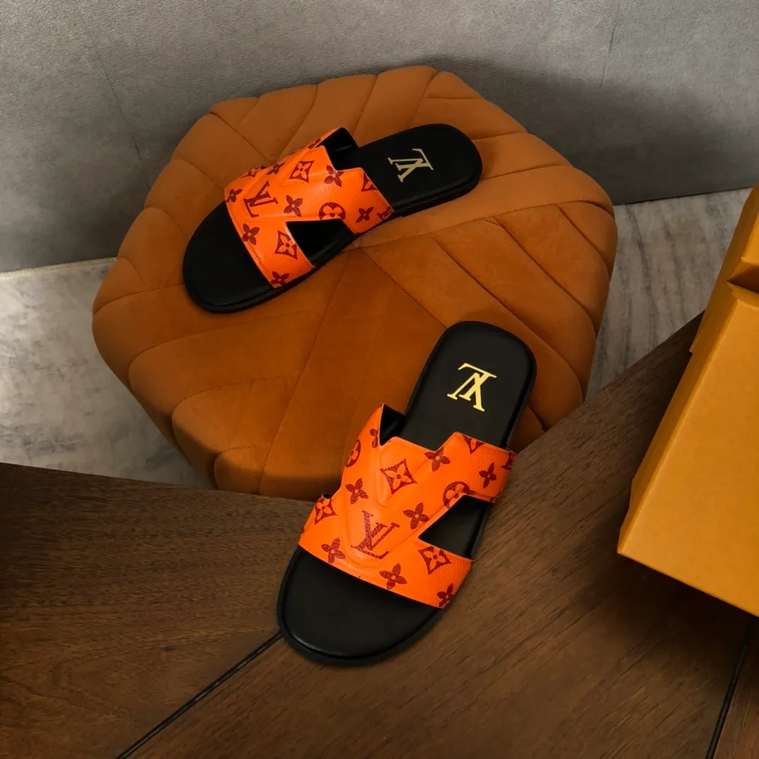Factory price: 270💰LV counters are selling new brand luxury men's slippers, casual, loose and comfortable. The must-have model in the picture above [Happy][Happy], multiple colors available Size: 38-44, customized 45